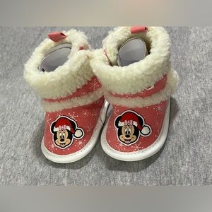 NWOT Minnie Christmas booties for 0-3 months